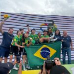 Seleção feminina brasileira celebrando a belíssima medalha de Prata, conquistada por Wellyda Rodrigues, após um trabalho IMPECÁVEL de toda equipe.